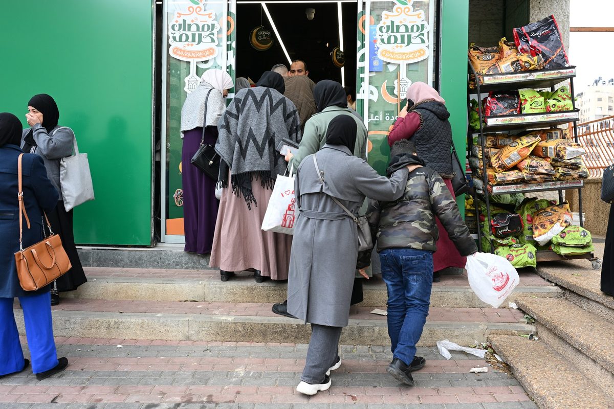Families entering the supermarket