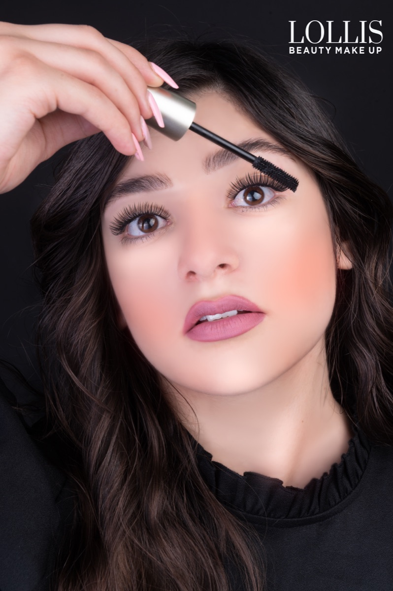 A model applying LOLLIS mascara, beauty close-up