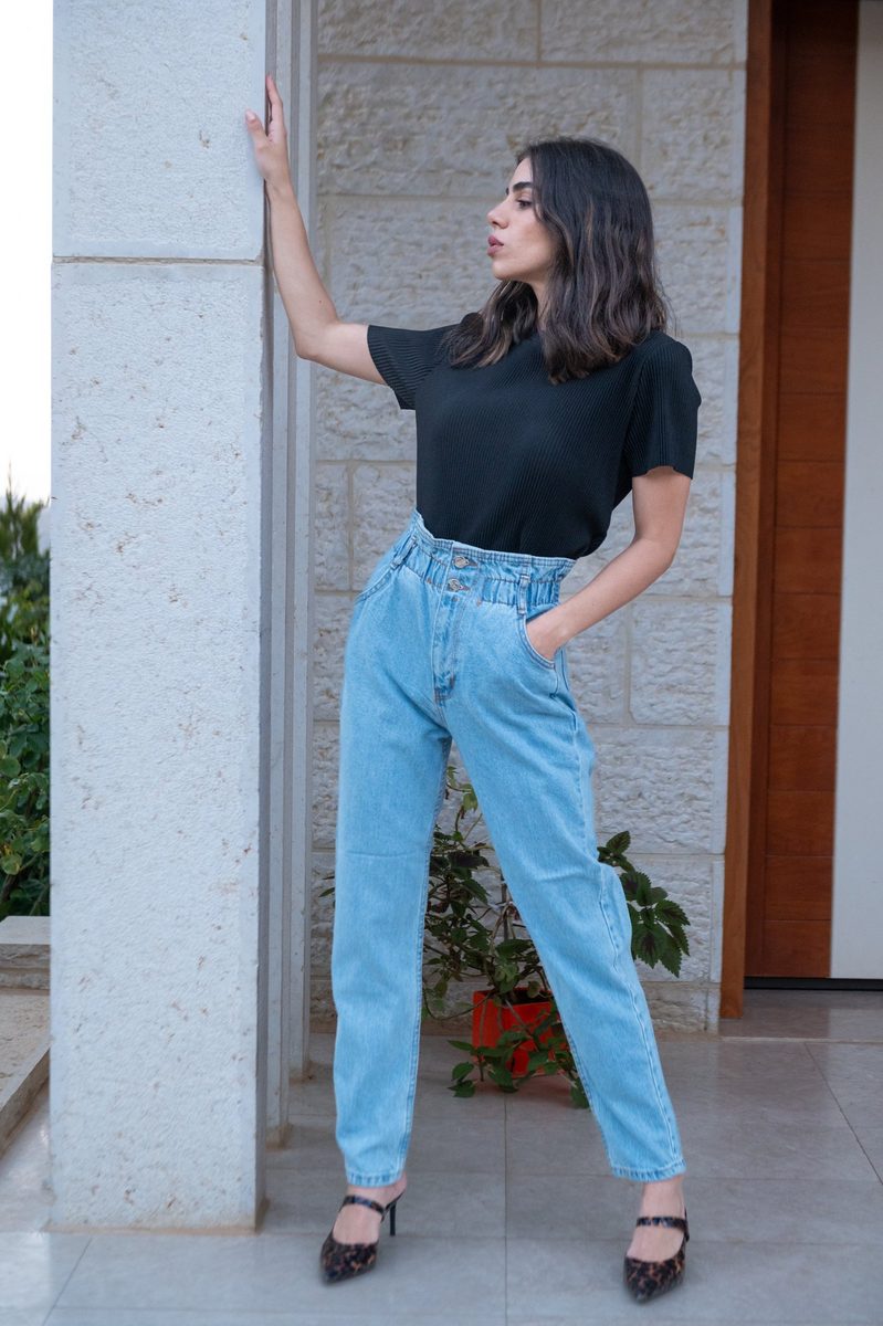 A black top and light jeans